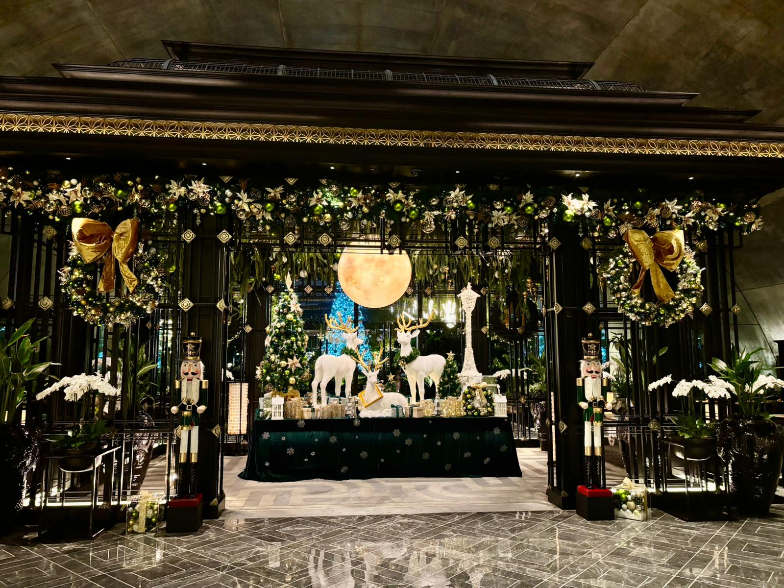 Large-scale hotel lobby display by Optimal Tech